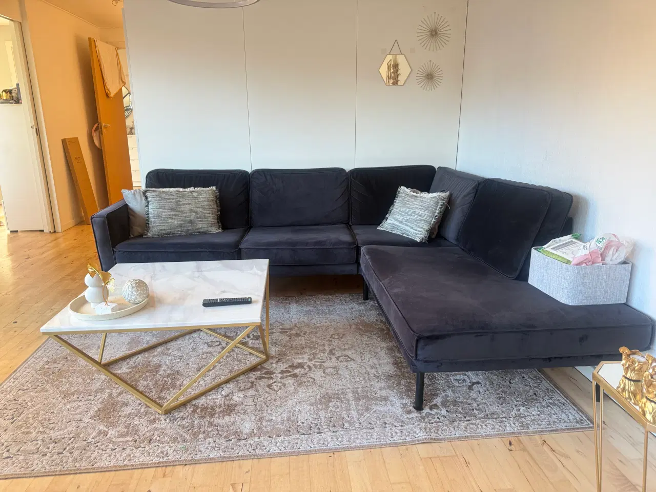 Billede 2 - Sort velour sofa