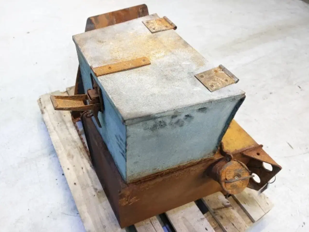 Billede 3 - Case 580 SLE Hydraulik Tank Dæksel 231882A1