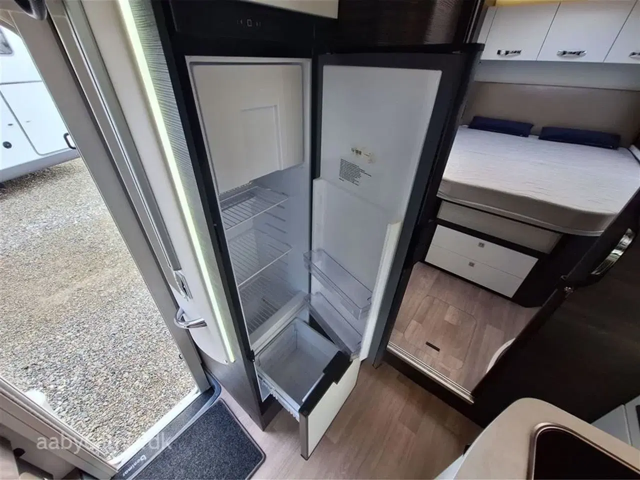 Billede 13 - 2020 - Benimar Mileo 296   QUEENSBED.SOLCELLER.INVERTER.A/C.STØTTEBEN.UDV. GASUDTAG.TV SAMT SOUNDBAR. UNDERVOGNSBEHANDLET. 5 SELEPLADSER