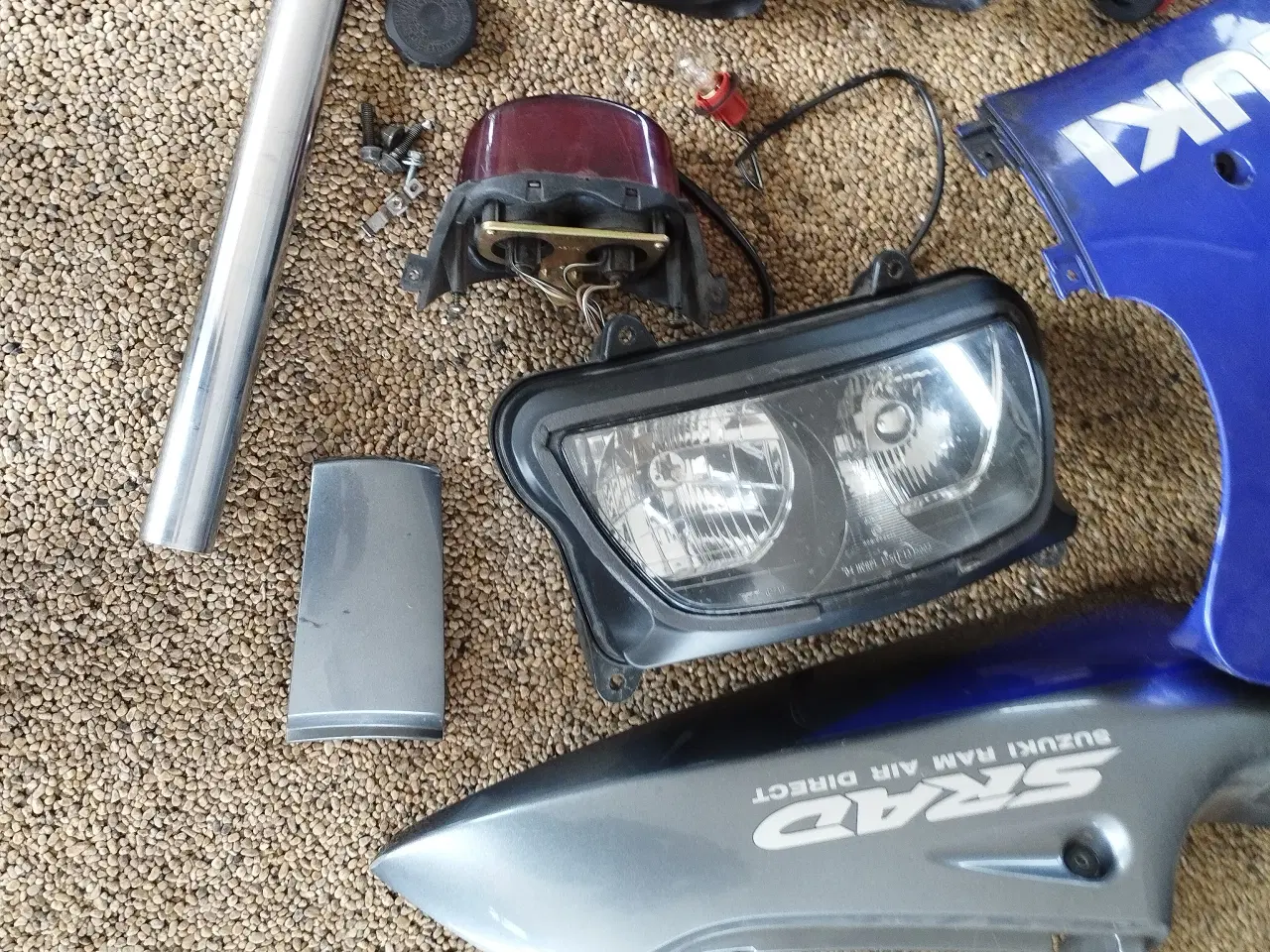 Billede 2 - Diverse skjolde m.v. til Suzuki GSX 600R.  (  50%)
