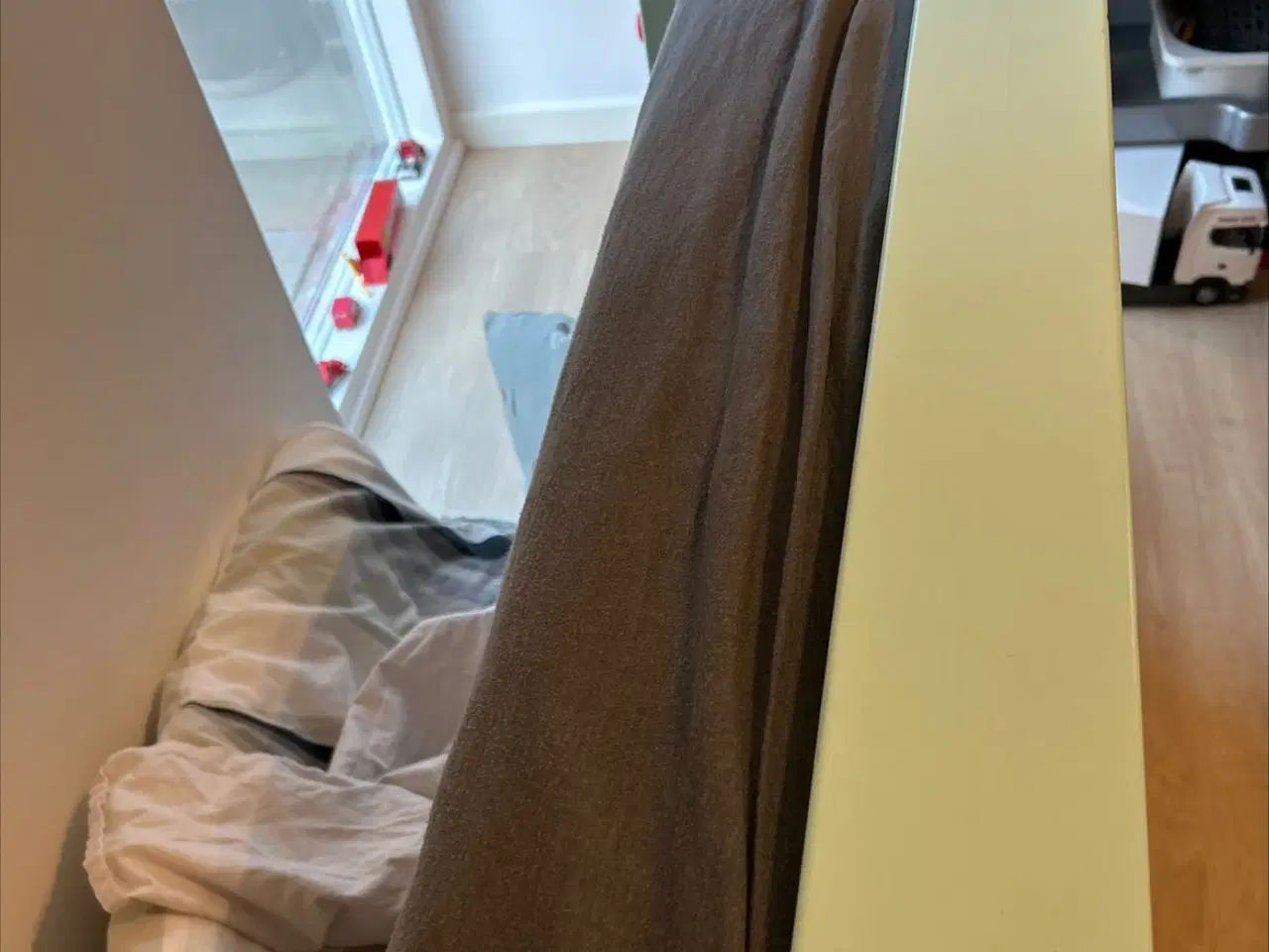 Billede 5 - Flot Juniorseng 