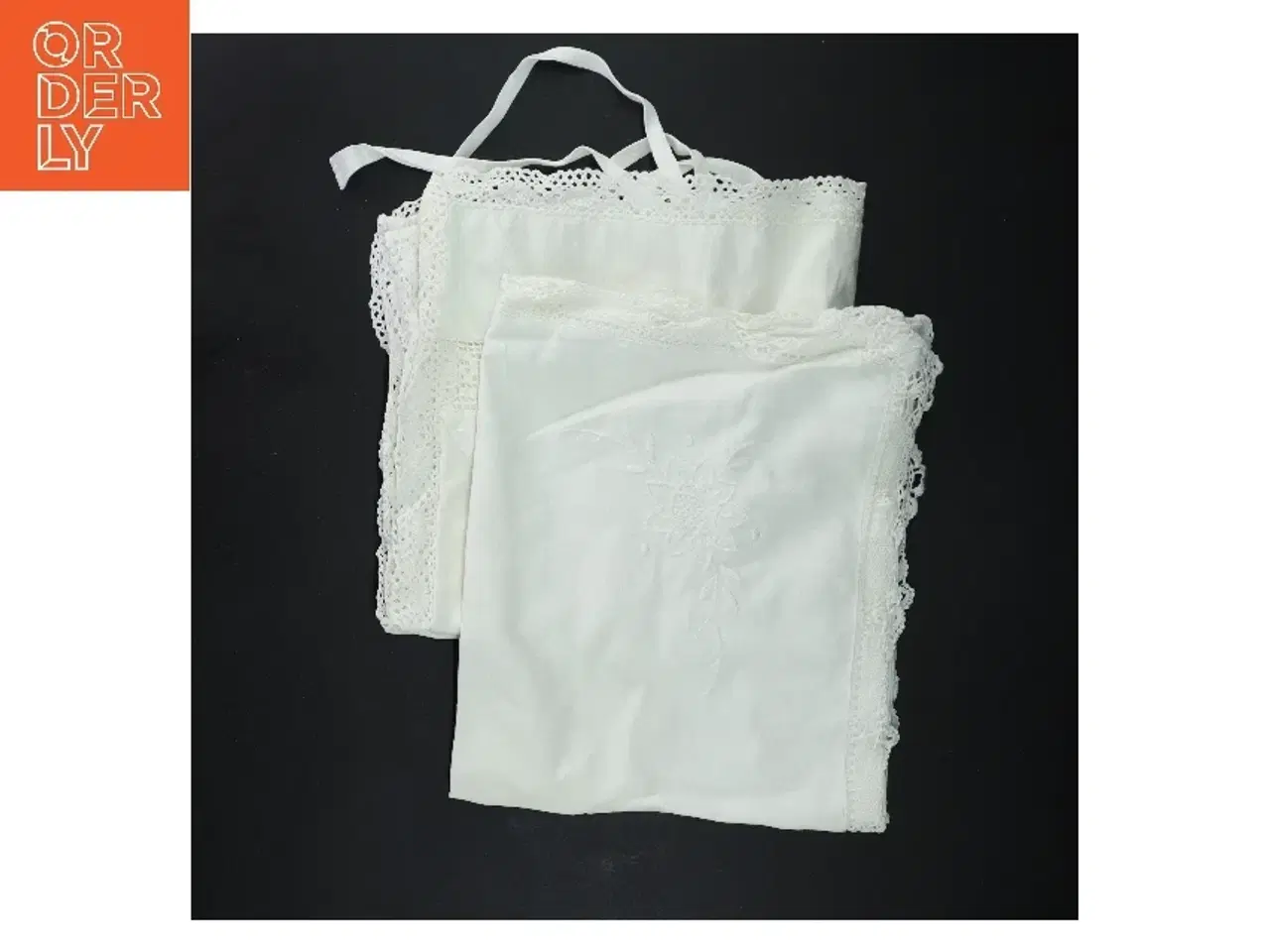 Billede 2 - Hvide broderede pudebetræk (str. 2 styk, 43x37 cm)