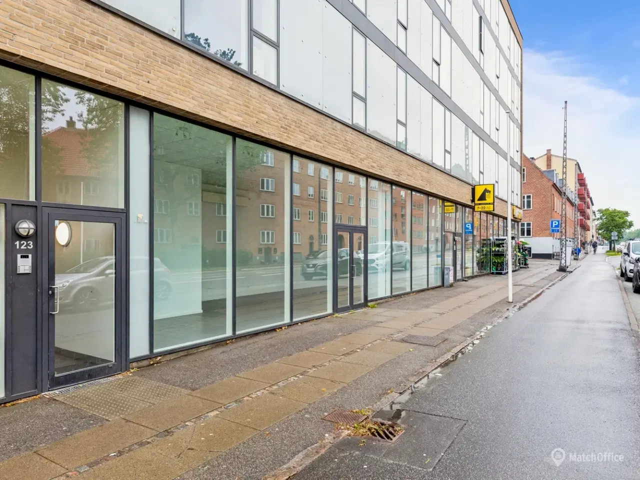 Billede 1 - 112 m² lyst butikslokale med stor eksponering og brede facadevinduer.