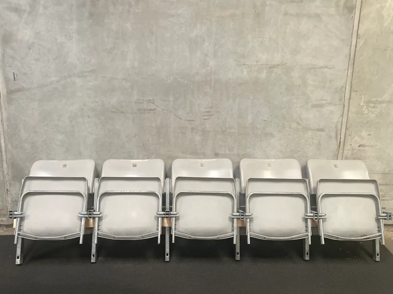 Billede 1 - Klapsæder i række med 5 sæder, 244x70x45cm, grå