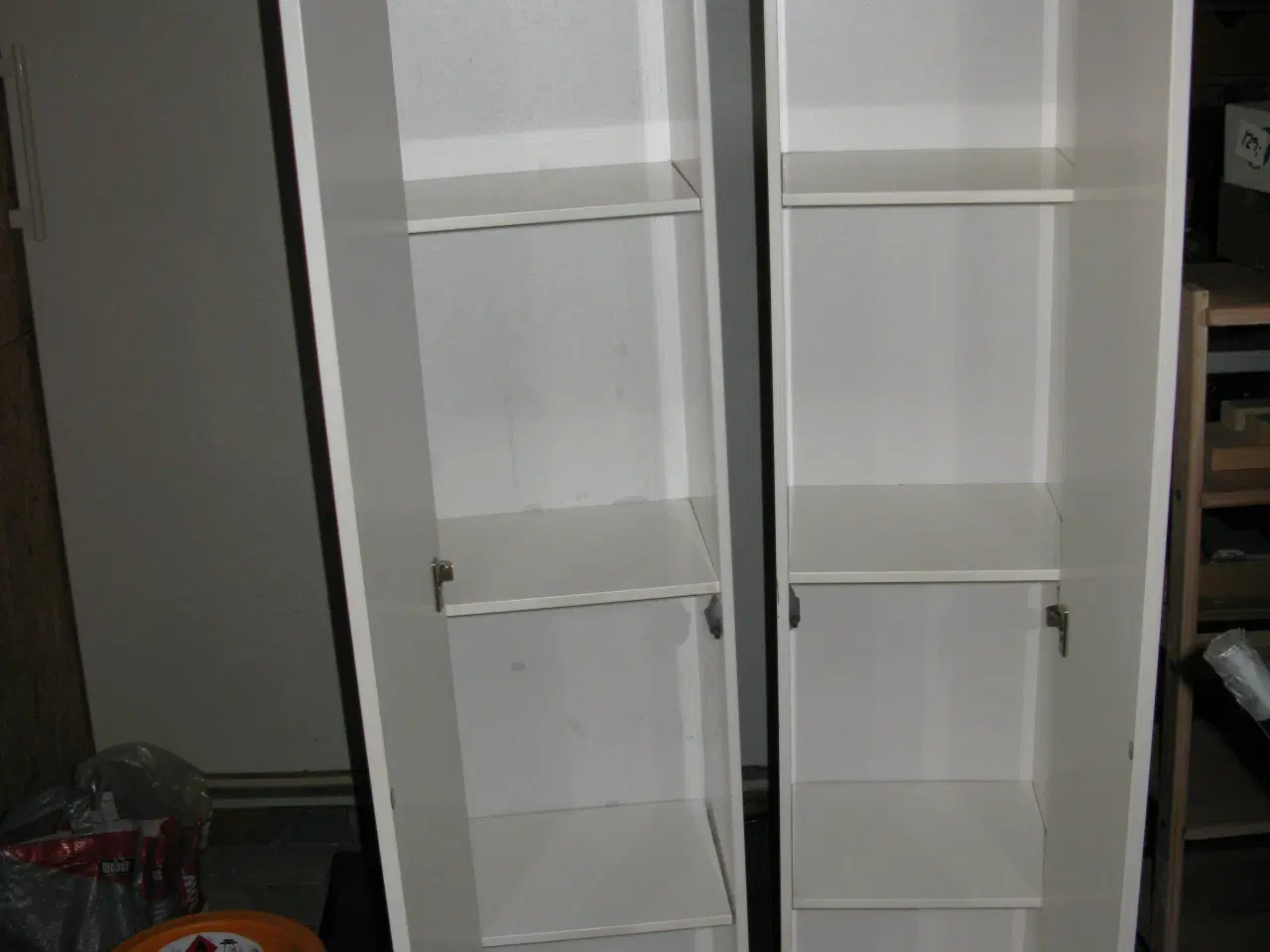 Billede 1 - 2 stk hvidlakerede væghængte skabe.