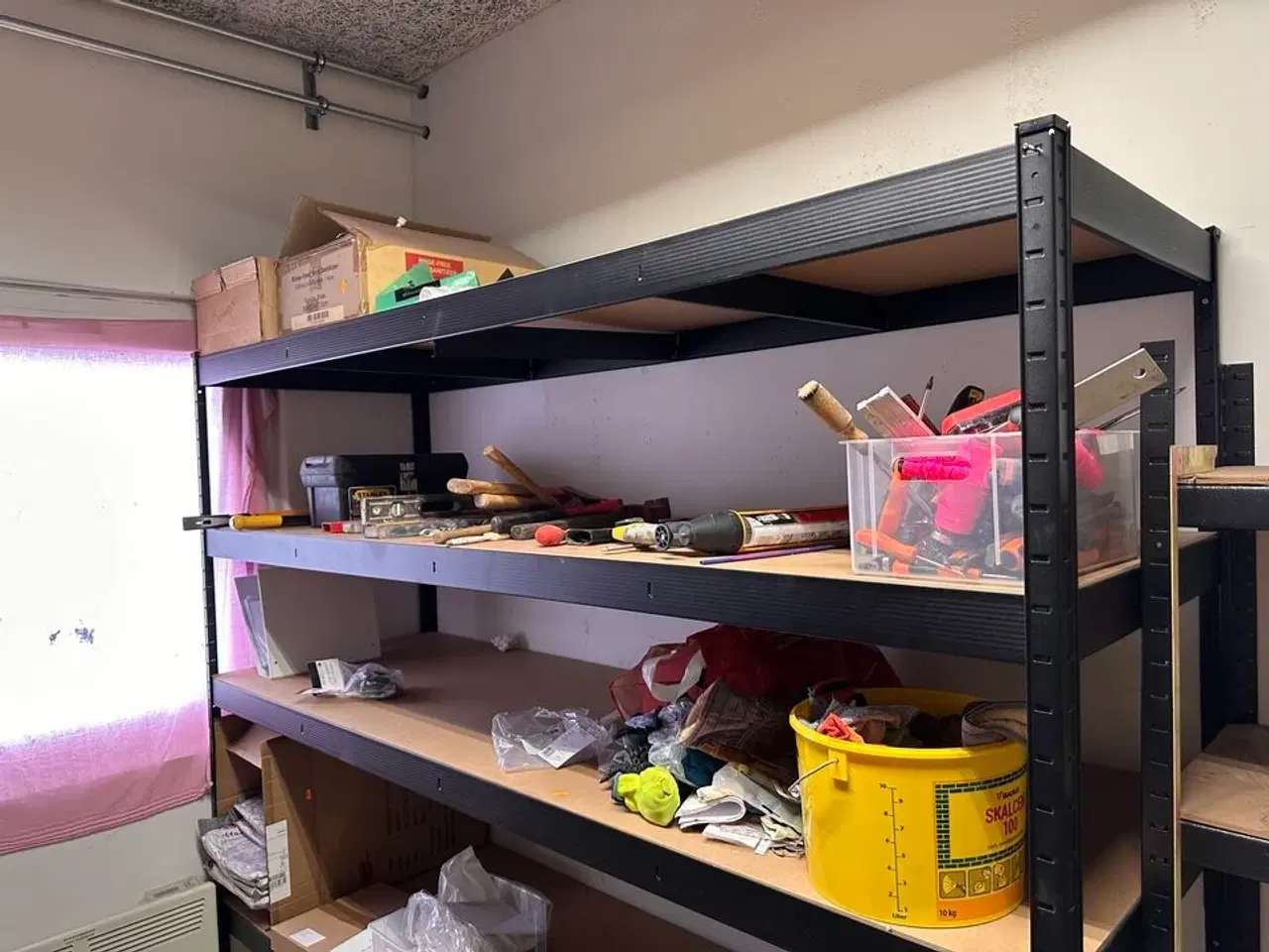 Billede 1 - Indhold på reoler af diverse håndværktøj, sikkerhedsdragter mv.