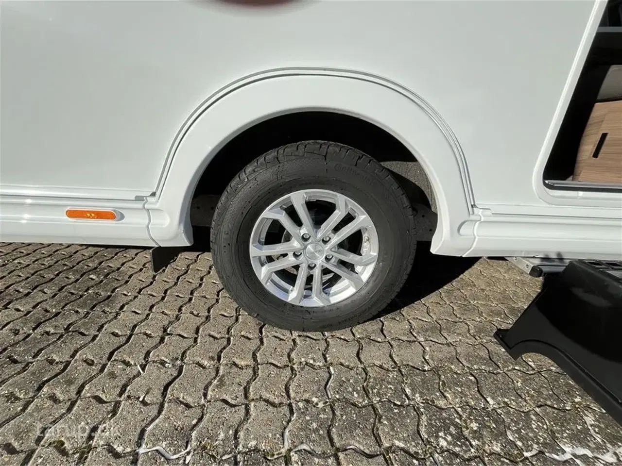 Billede 5 - 2026 - Kabe Ametist 560 GLE KS B8   fritstående dobbeltseng, rundsiddegruppe i mørkegråt  skind, ALDE centralvarme, vandbåren gulvvarme, ATC, stort kompressor køleskab