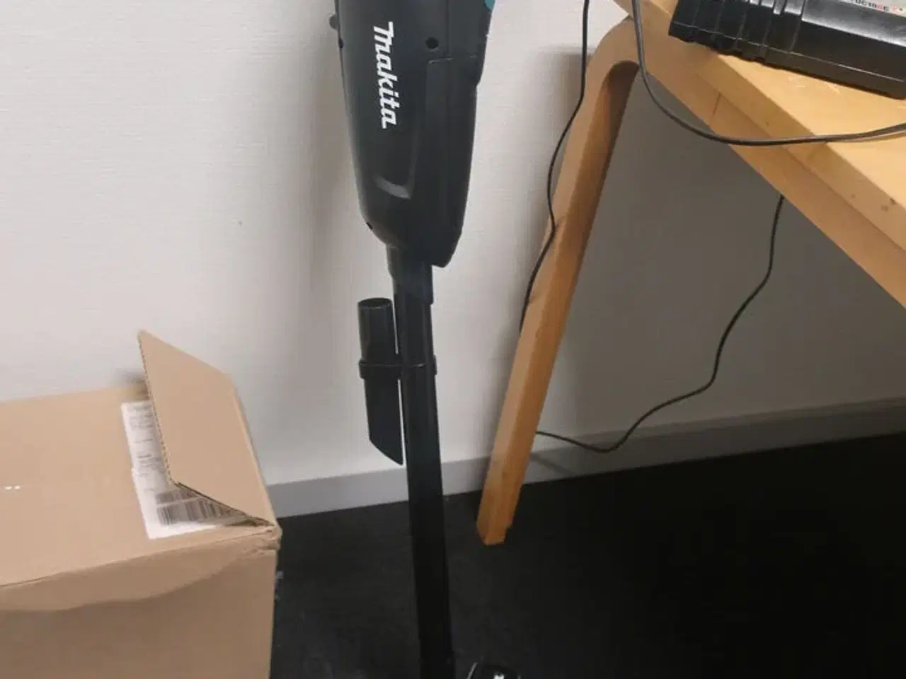 Billede 1 - Akku støvsuger MAKITA DCL182 med batteri og lader