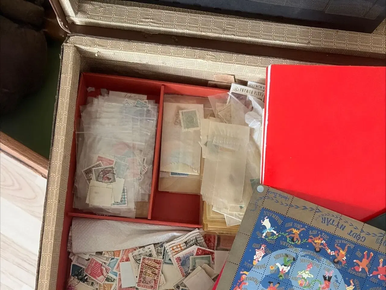 Billede 3 - Gamle rejsekuffert med frimærker
