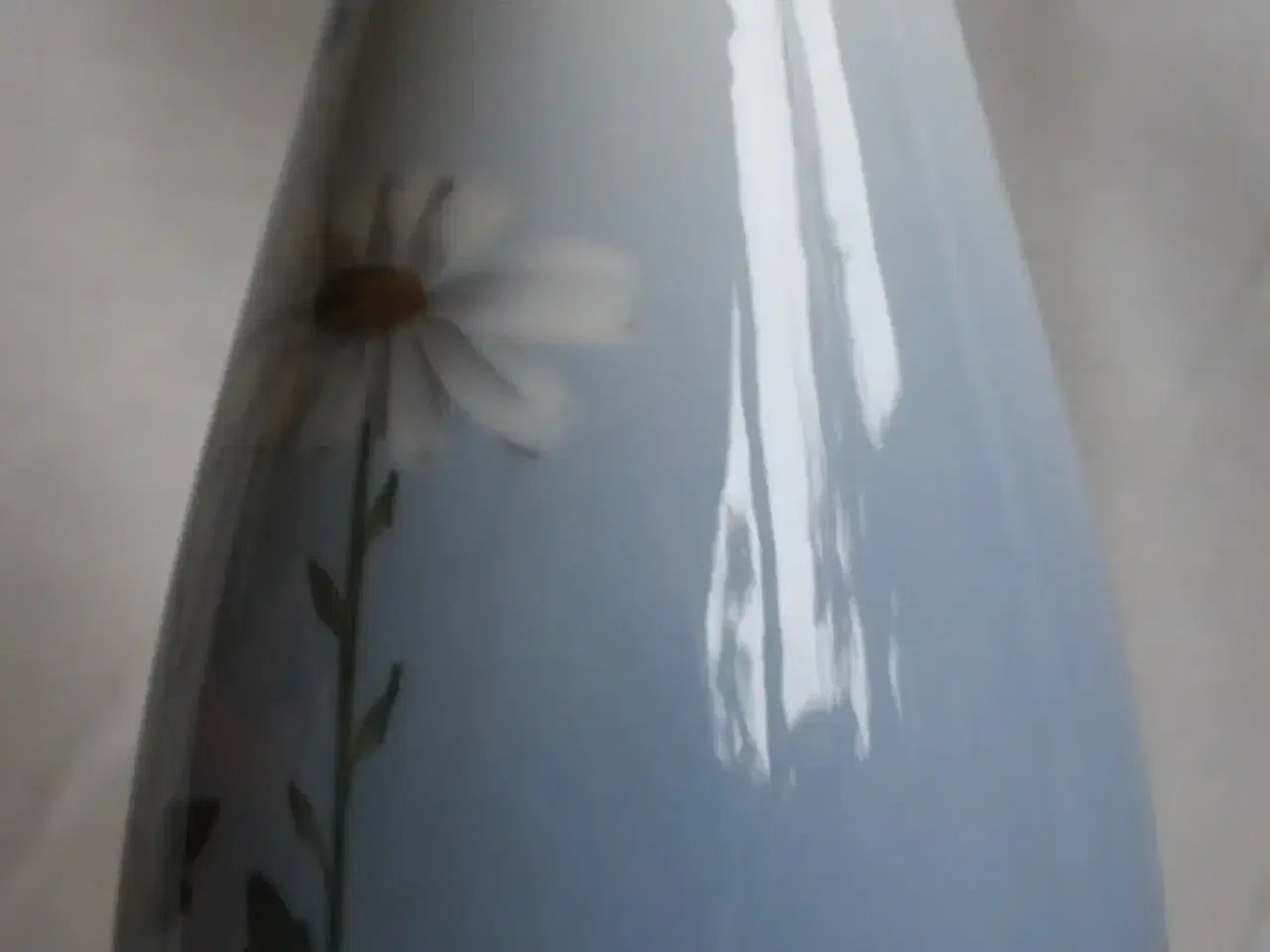 Billede 5 - Vase med blå og hvid blomst, Royal Copenhagen