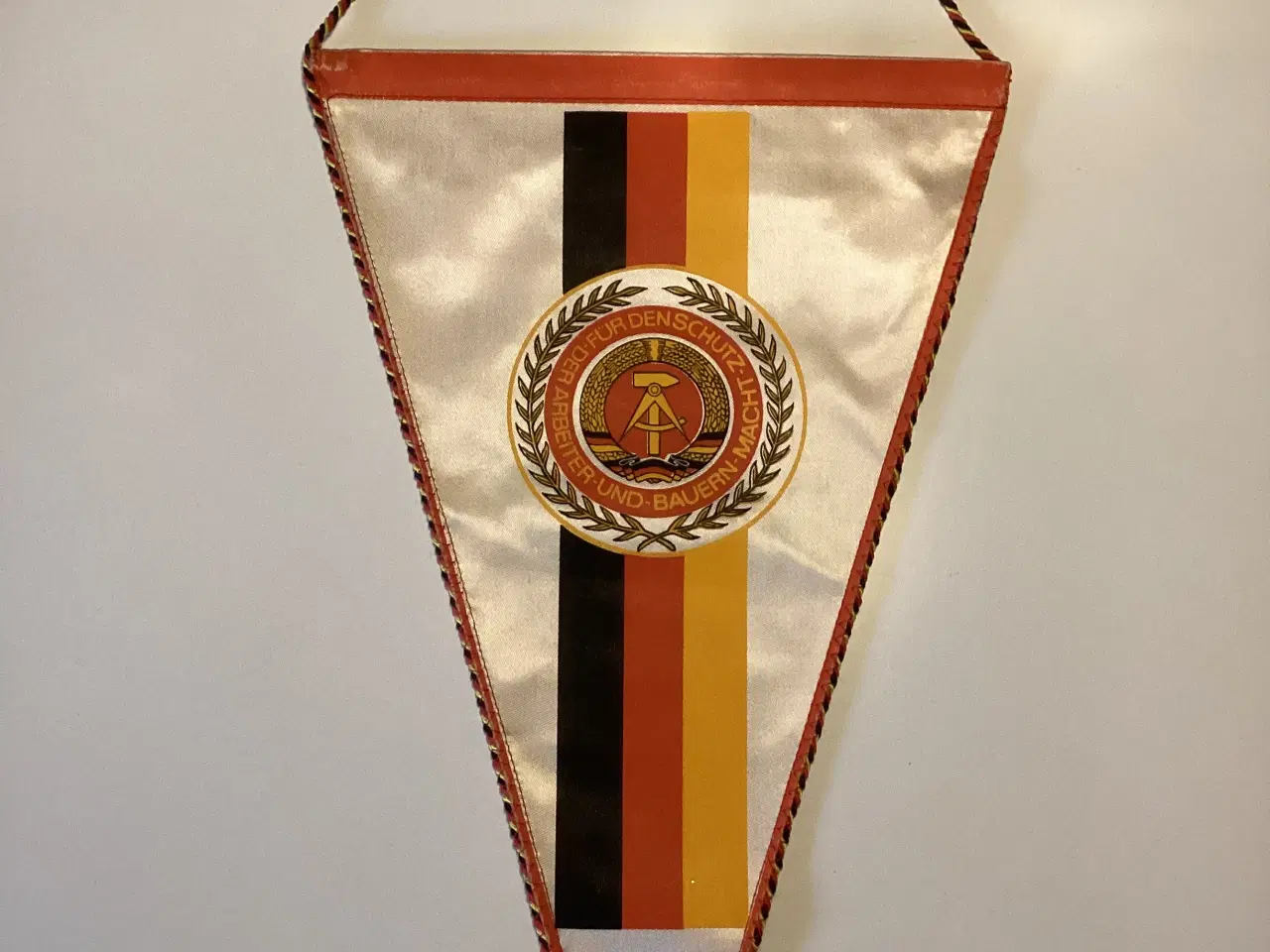 Billede 2 - Vimpel fra DDR med emblem