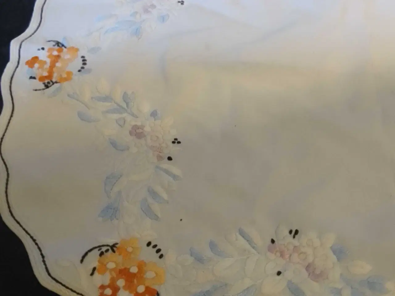 Billede 2 - Broderet oval dug vintage