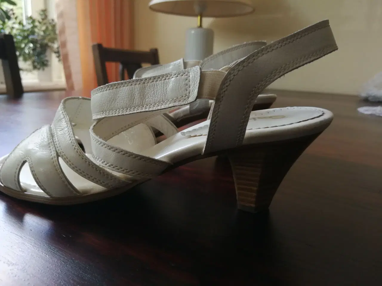 Billede 2 - Garbor sandal i hvid skind sælges