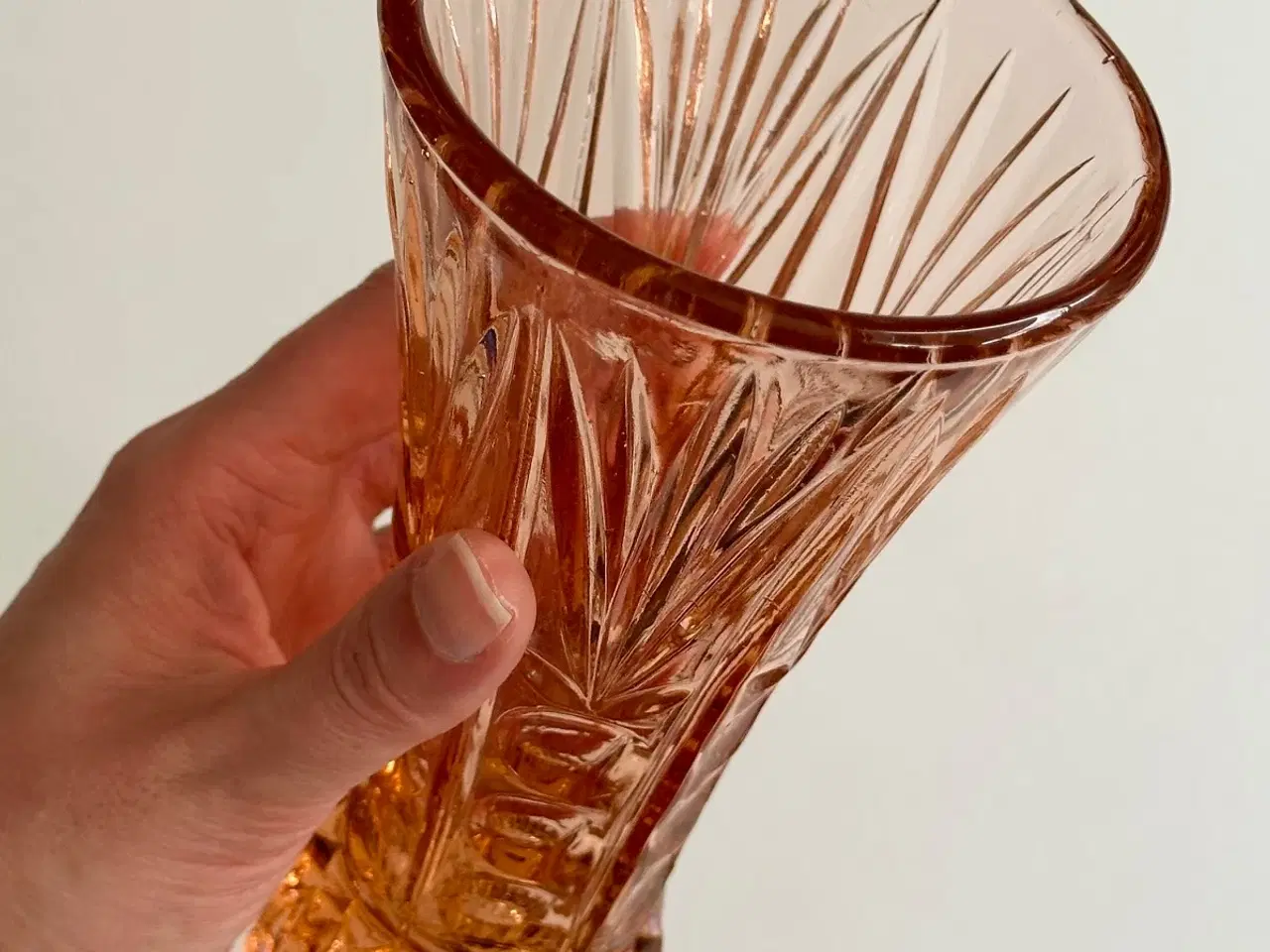 Billede 5 - Laksefarvet vase, presset glas
