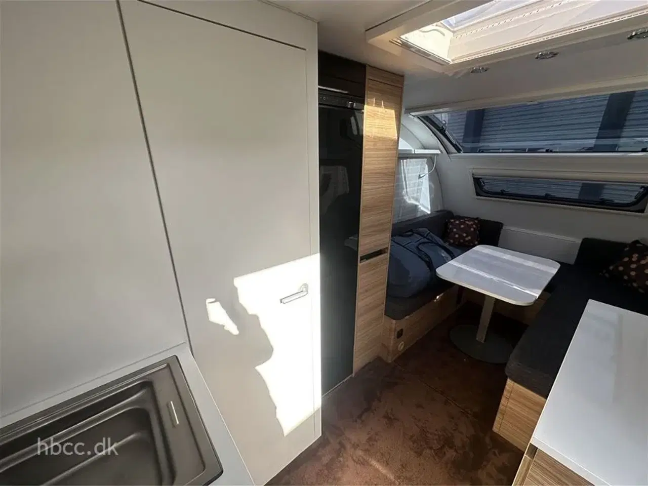 Billede 4 - 2023 - Adria Action 391 LH   Adria Action 391 LH – Kompakt designvogn med batteripakke &amp; Kampa lufttelt