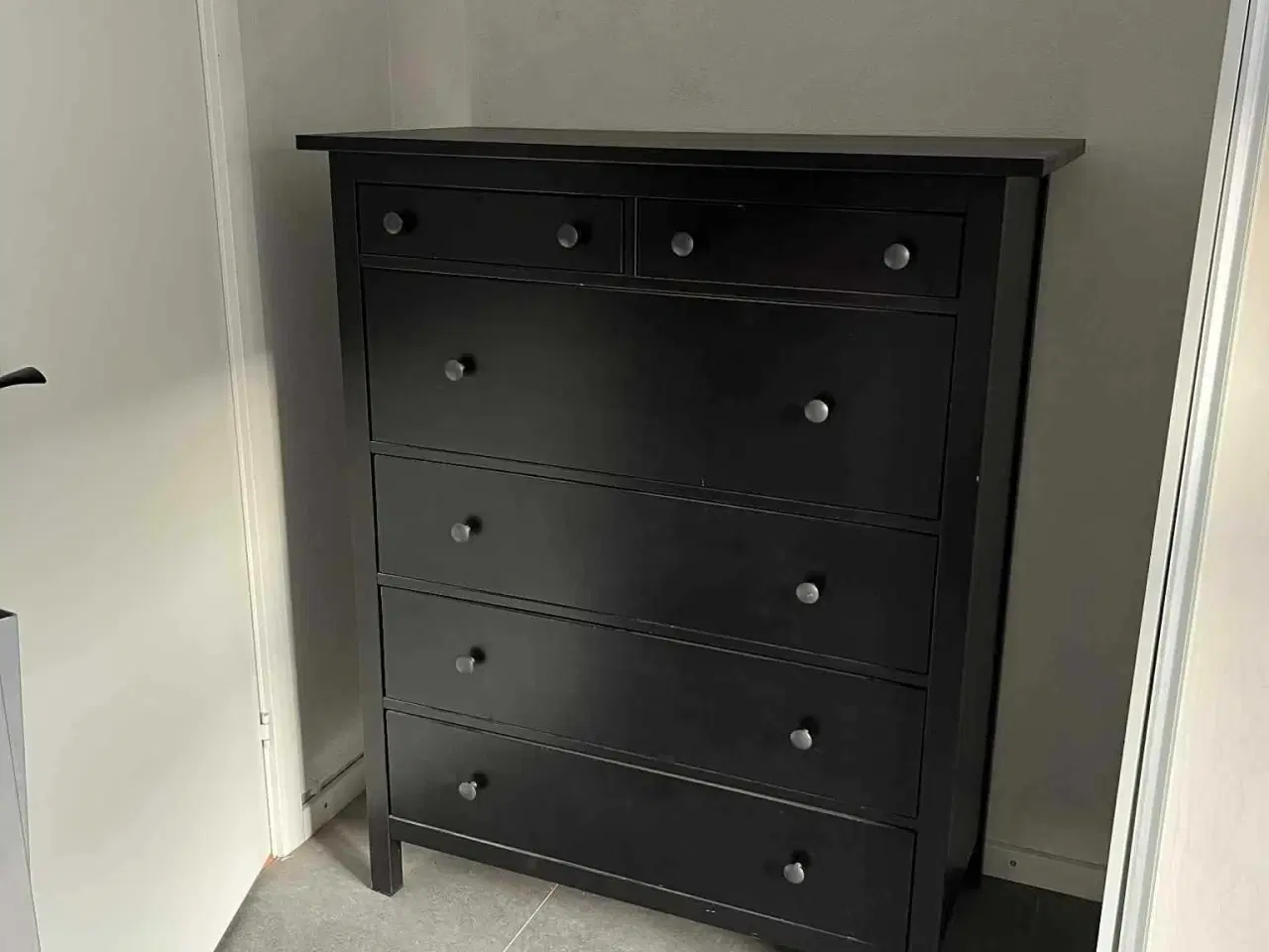 Billede 1 - Sortmalet kommode