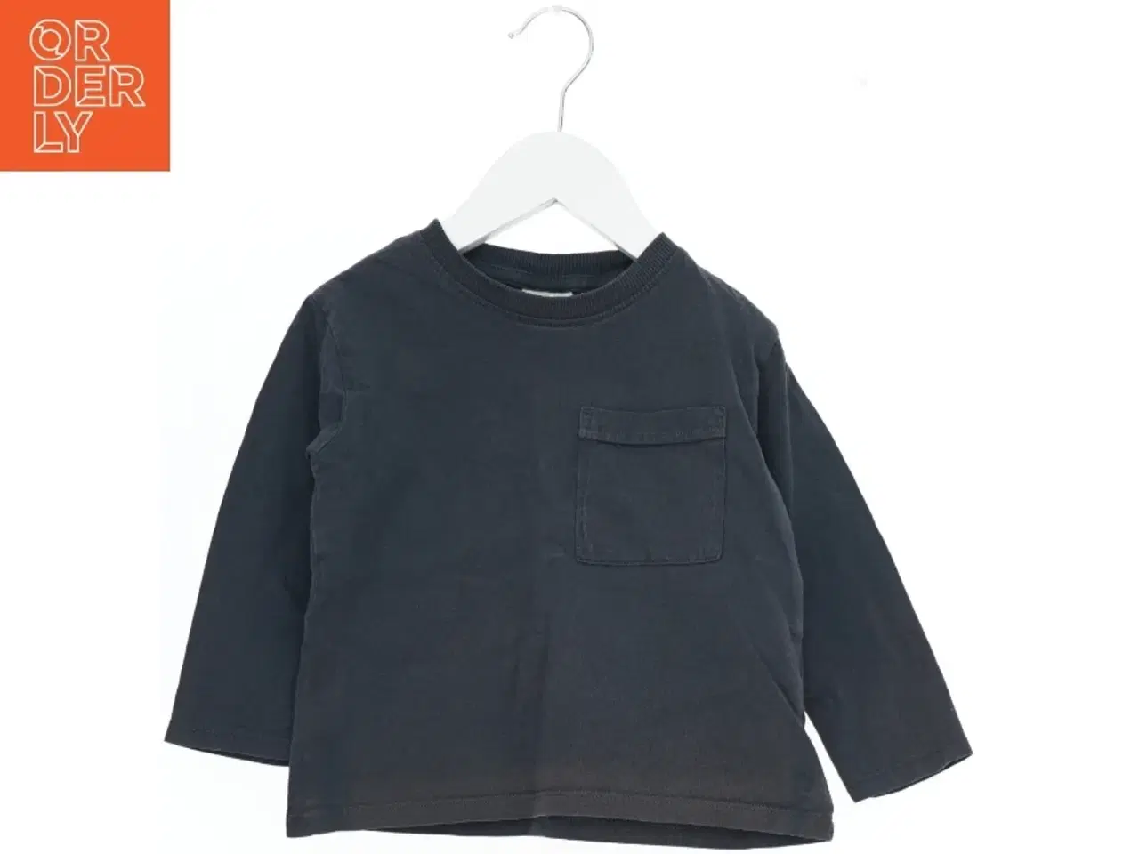 Billede 1 - Langærmet mørkeblå trøje med brystlomme til børn fra Zara (str. 92)