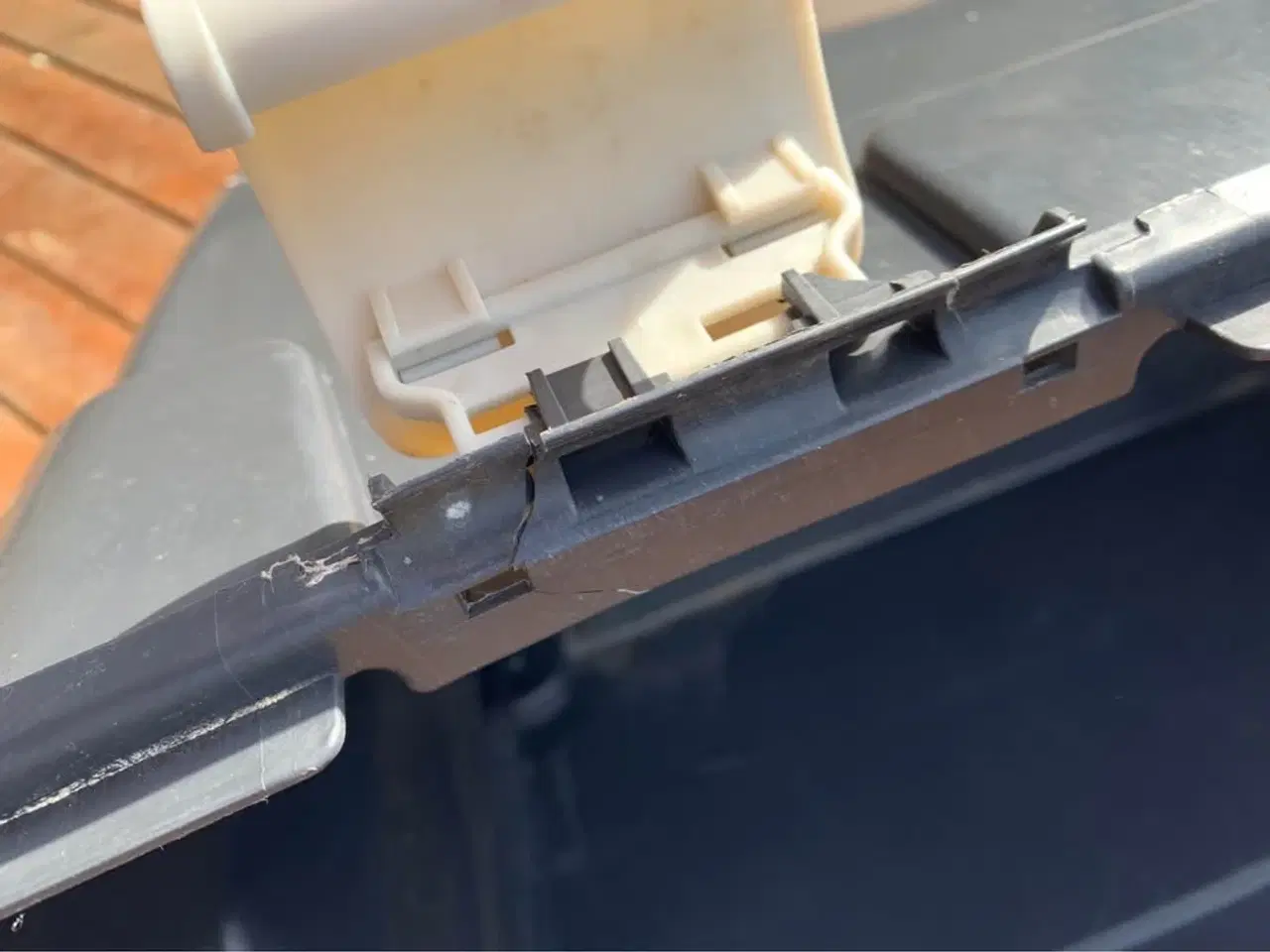 Billede 4 - Stor plast box - bortgives