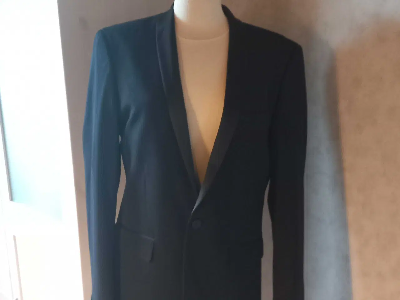 Billede 1 - NERO sort blazer/habit jakke, størrelse 48/50