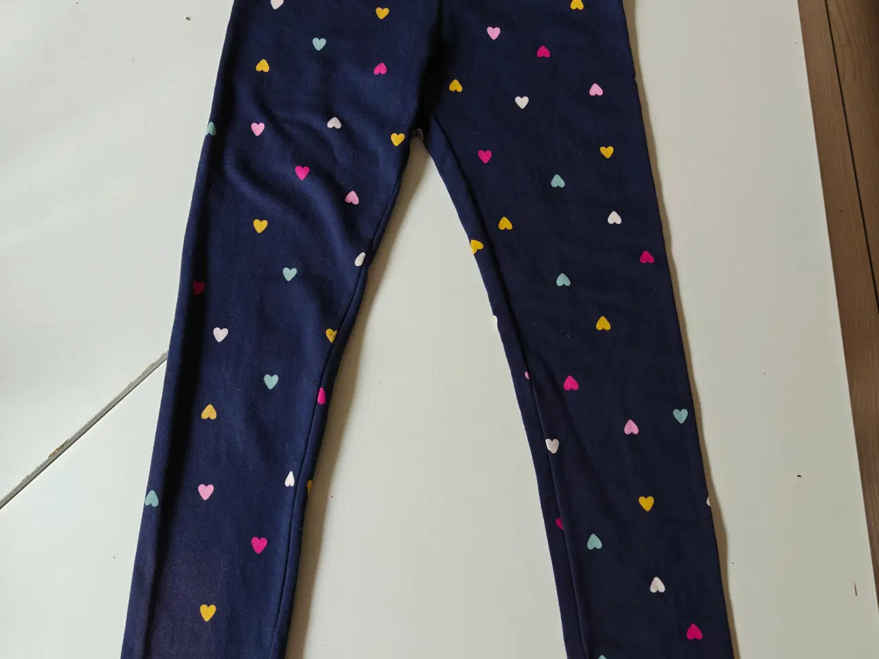 Billede 3 - Leggings med fine hjerter, str 140