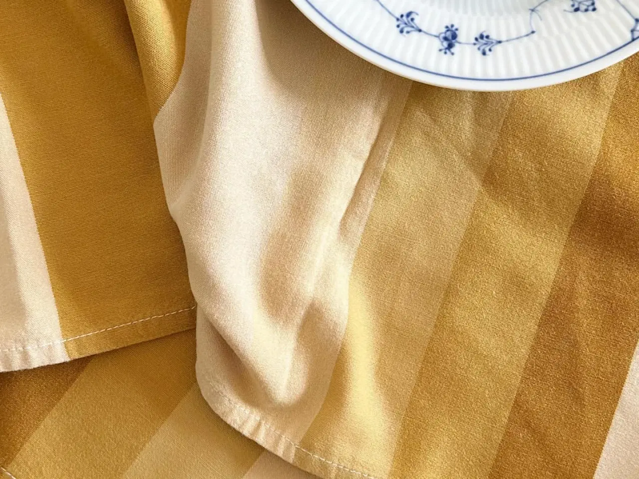 Billede 4 - Retrodug, hvide og gyldne toner, 117 x 136 cm