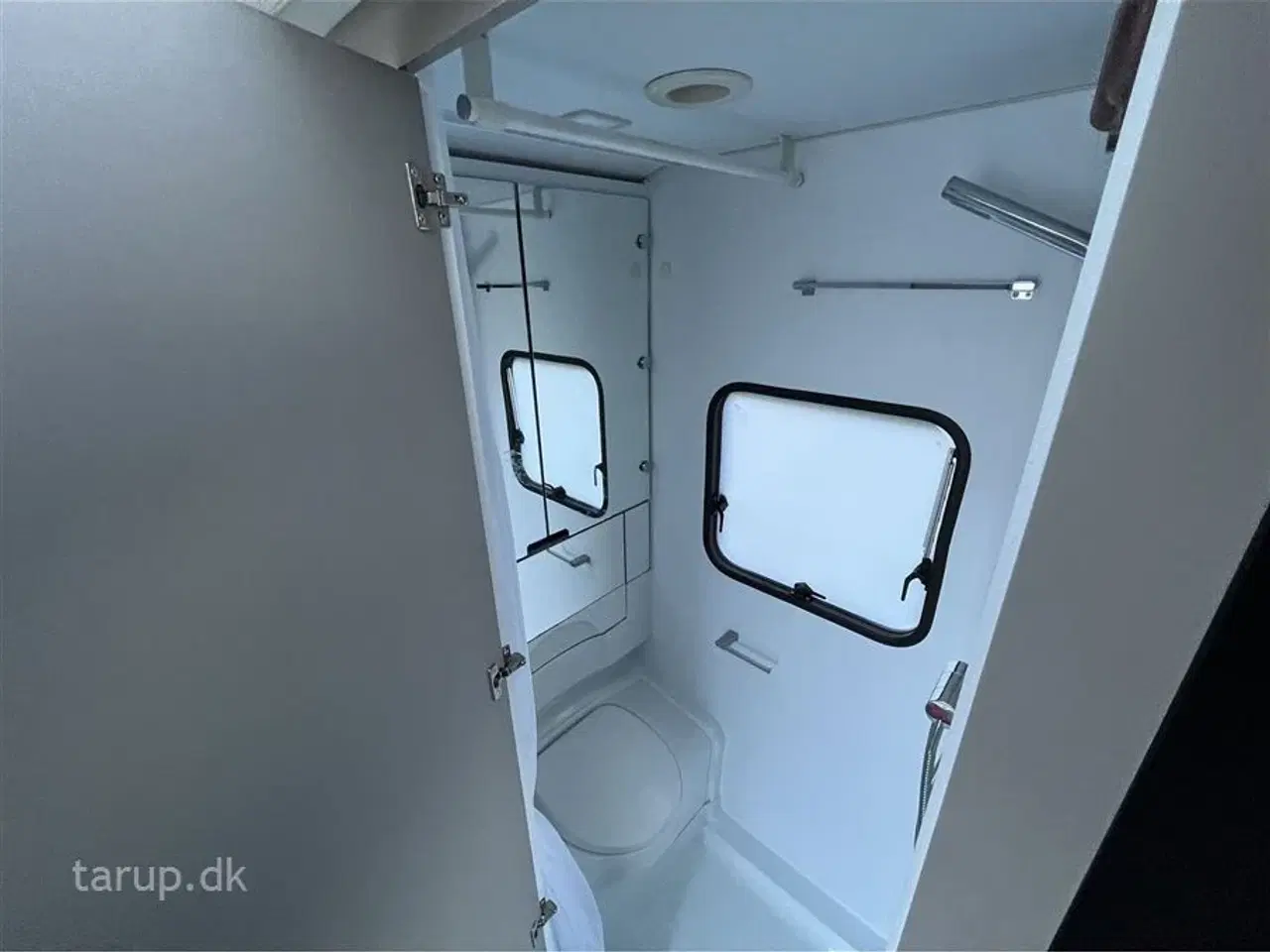 Billede 14 - 2020 - Adria Altea 362 LH   Fortelt: Ventura Vivo luftfortelt, mover, 140 l. køleskab m/ fryser, køkken i bagende, toiletrum m/ bruser, enkeltsenge som kan laves til dobbeltseng