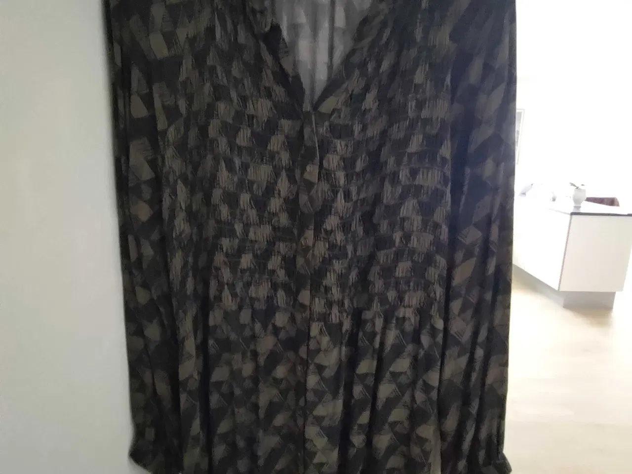 Billede 1 - Kjole army/ sort str xl