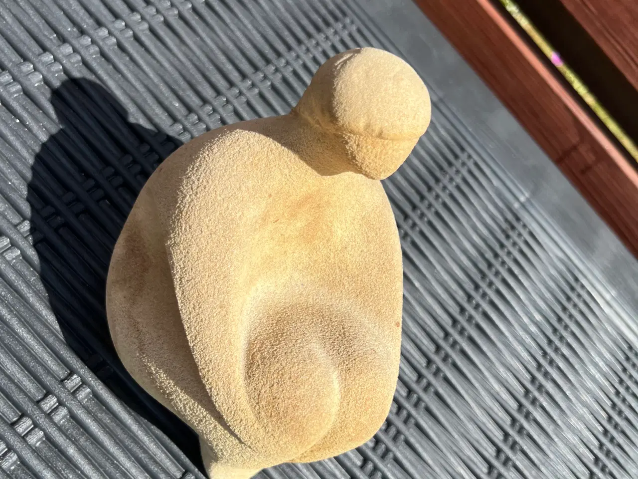 Billede 11 - Sandstens figur af siddende kvinde