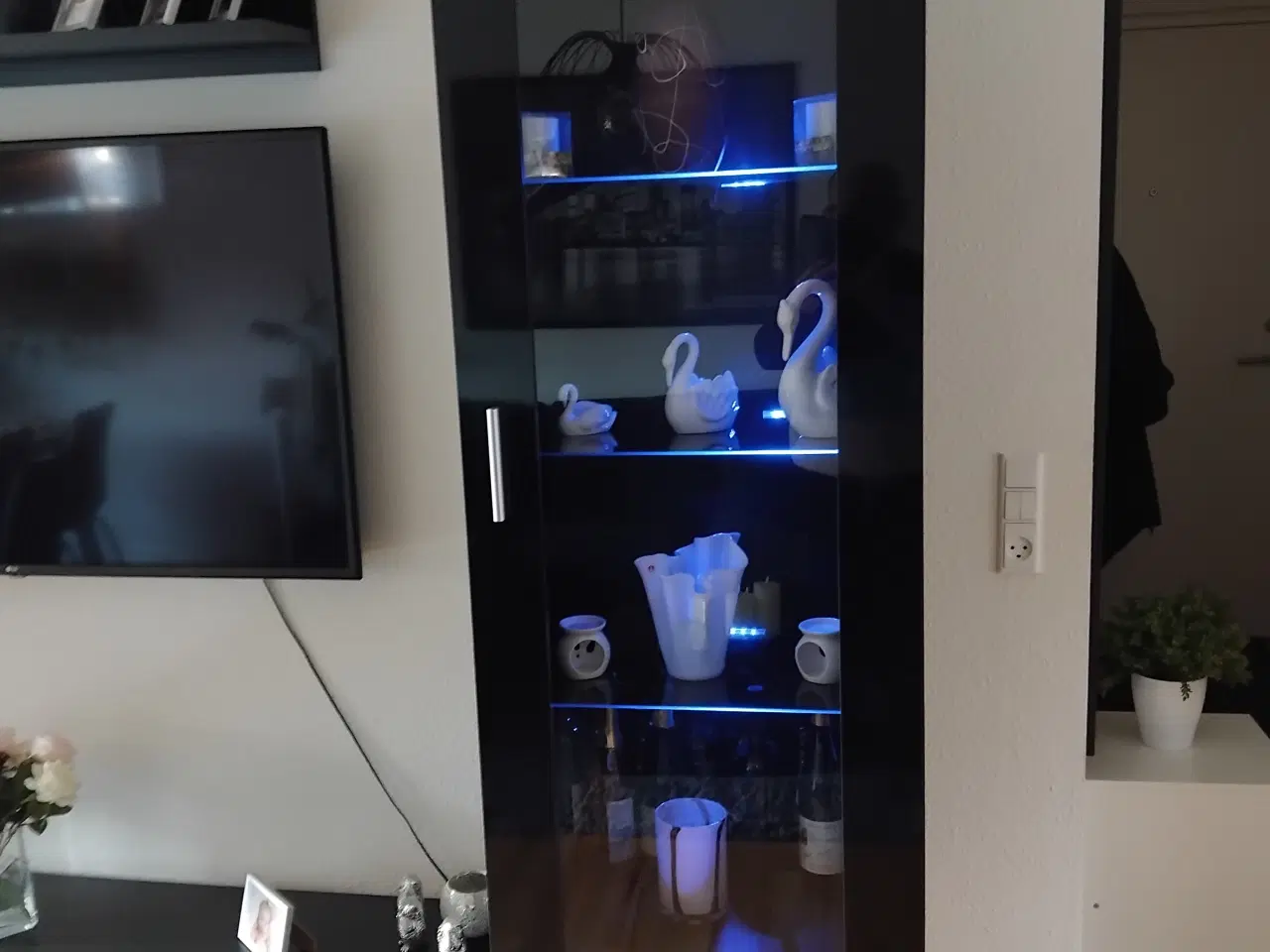 Billede 2 - Flot reol med lys