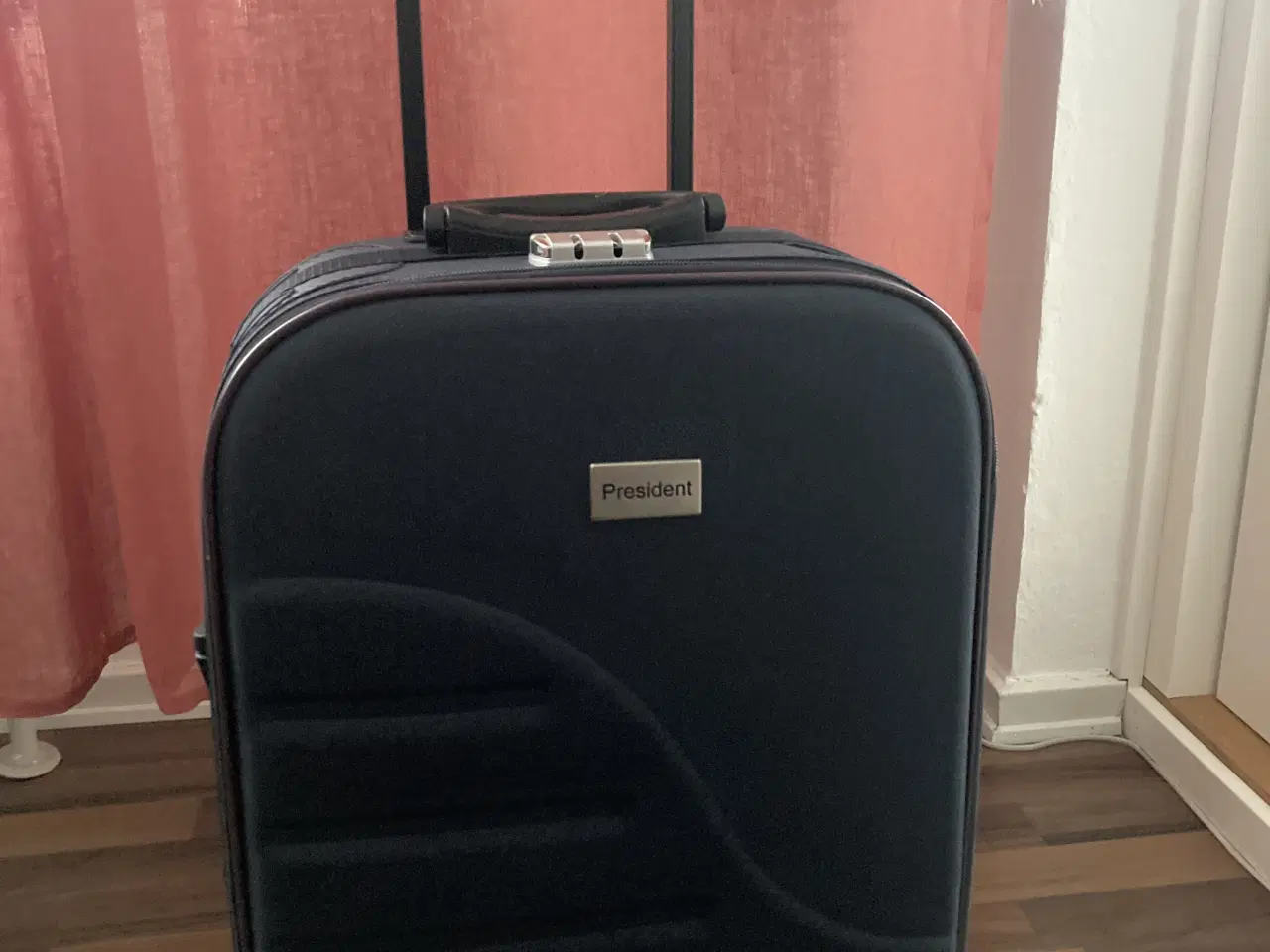 Billede 4 - Marineblå kuffert 