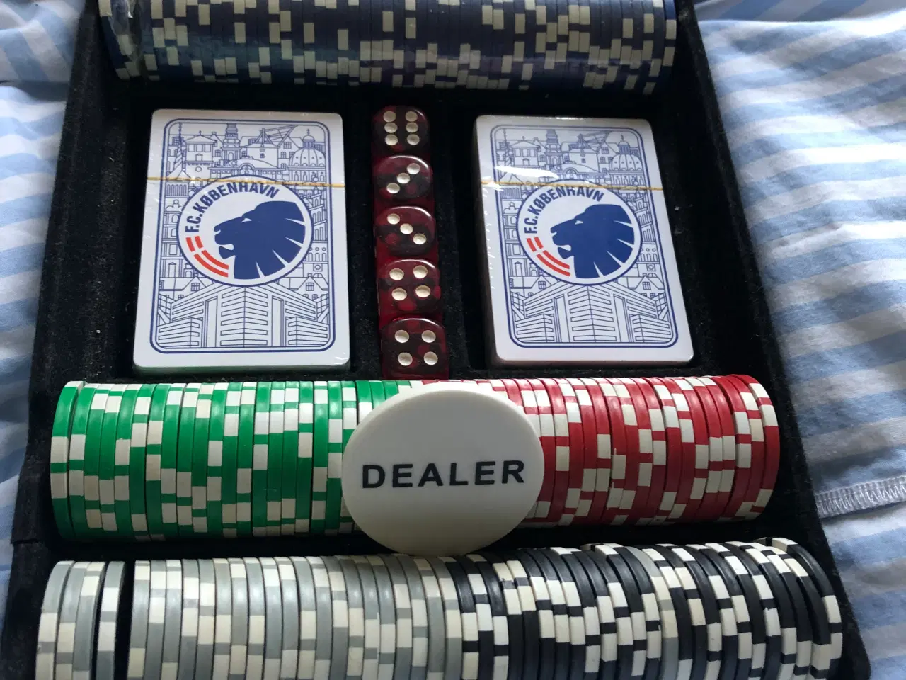 Billede 3 - FCK poker sæt med fck logo på