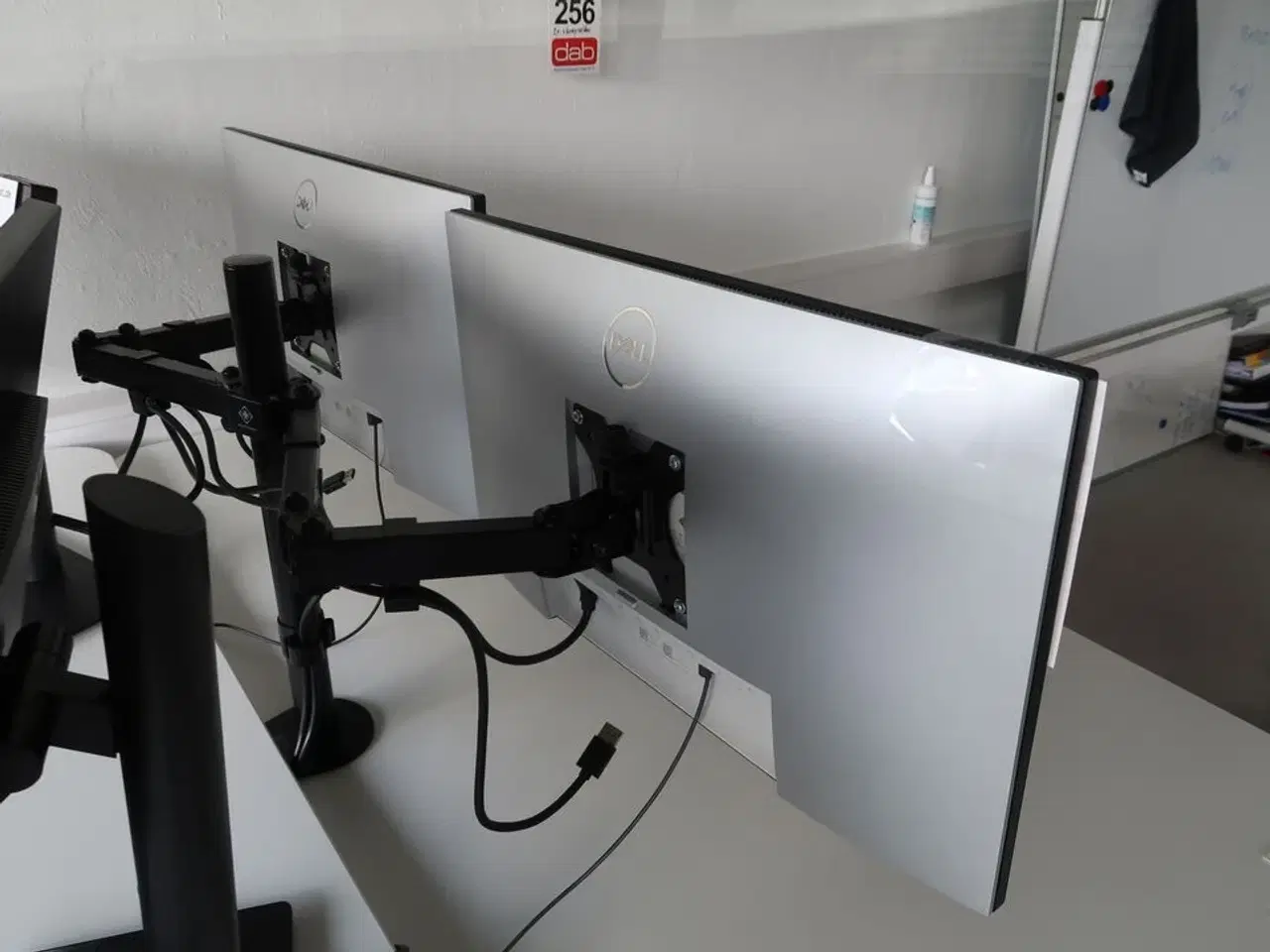 Billede 3 - 2 stk. Dell UltraSharp U2422H 24" skærme på arm