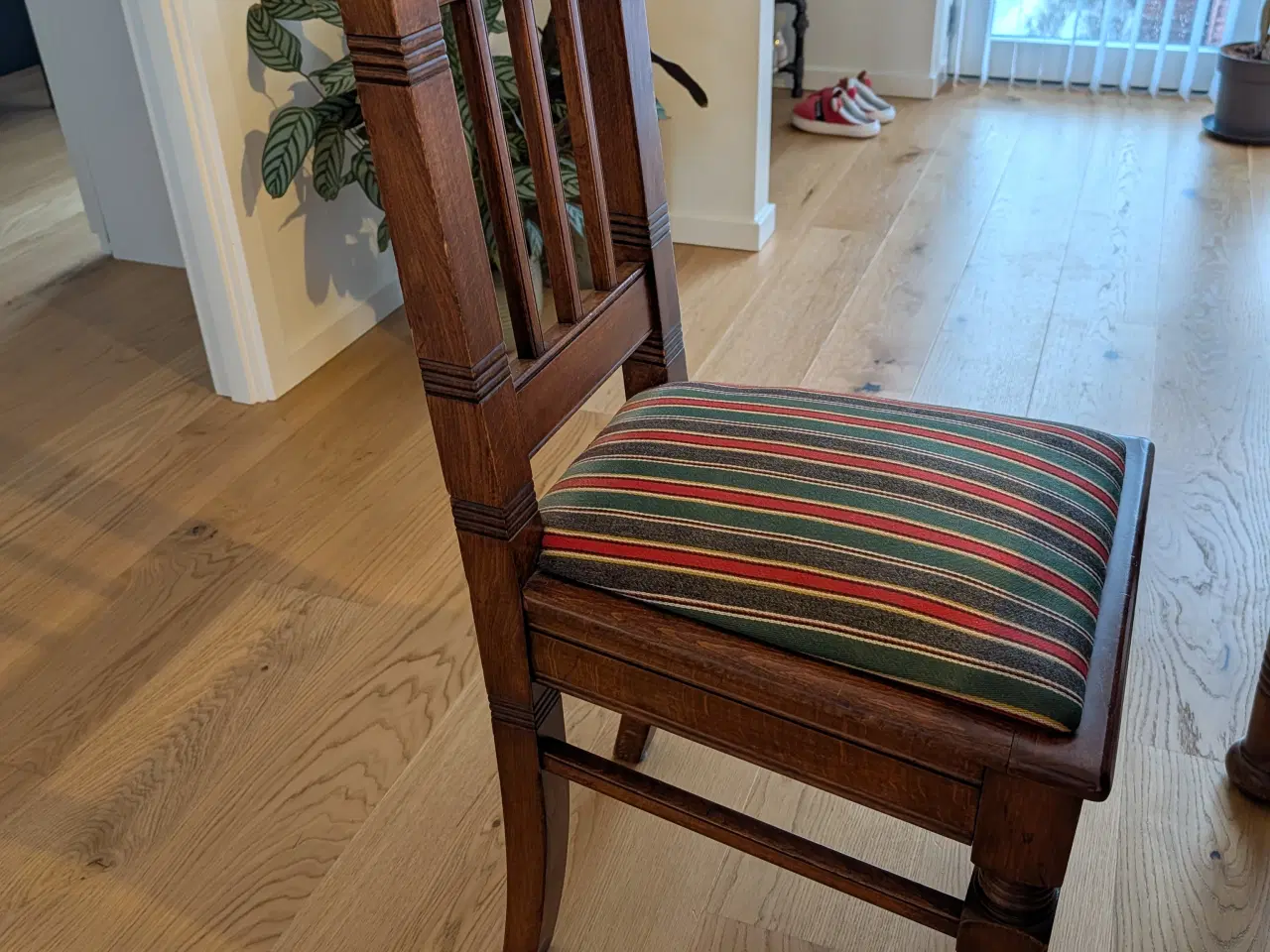 Billede 5 - Antikt spisebord med stole i egetræ