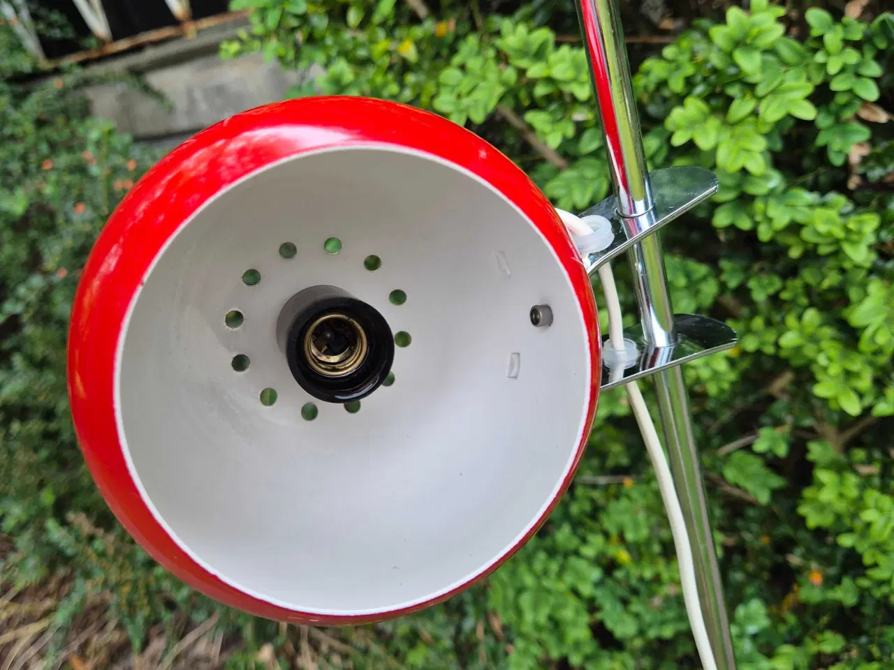 Billede 6 - Usædvanlig gulvlampe med kæk kugleskærm 