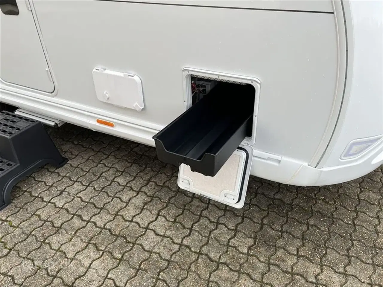 Billede 4 - 2026 - Kabe Smaragd 520 XL KS Premium Line Fransk seng, rundsiddegruppe i beige skind, ALDE centralvarme, vandbåren gulvvarme, stort kompressor køleskab