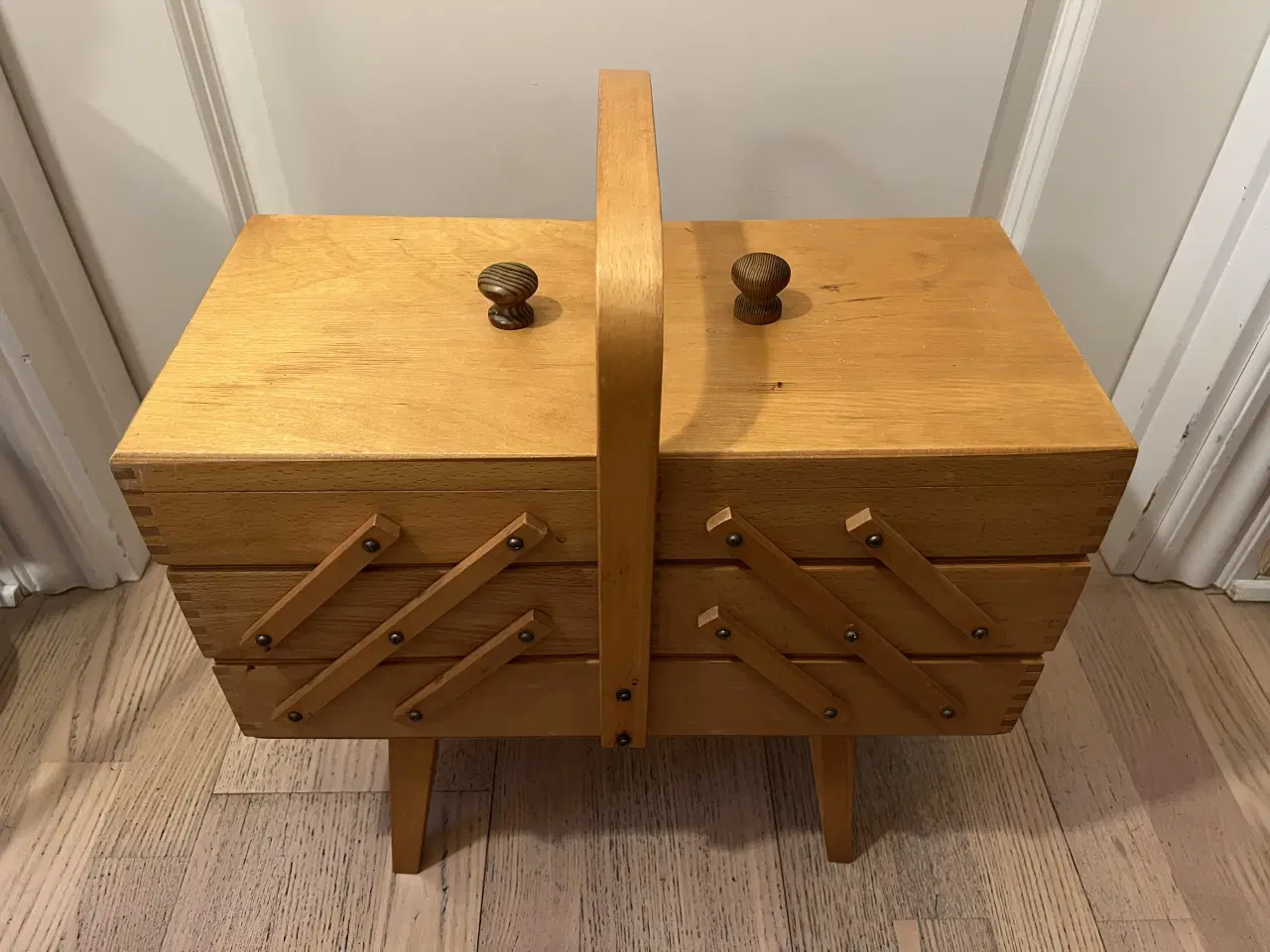 Billede 2 - Smukt retro syskrin på ben 