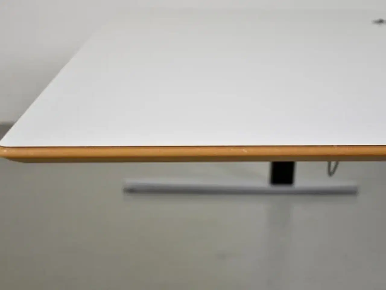 Billede 9 - Hæve-/sænkebord fra duba b8 med hvid plade og sort/alugråt stel, 160 cm.