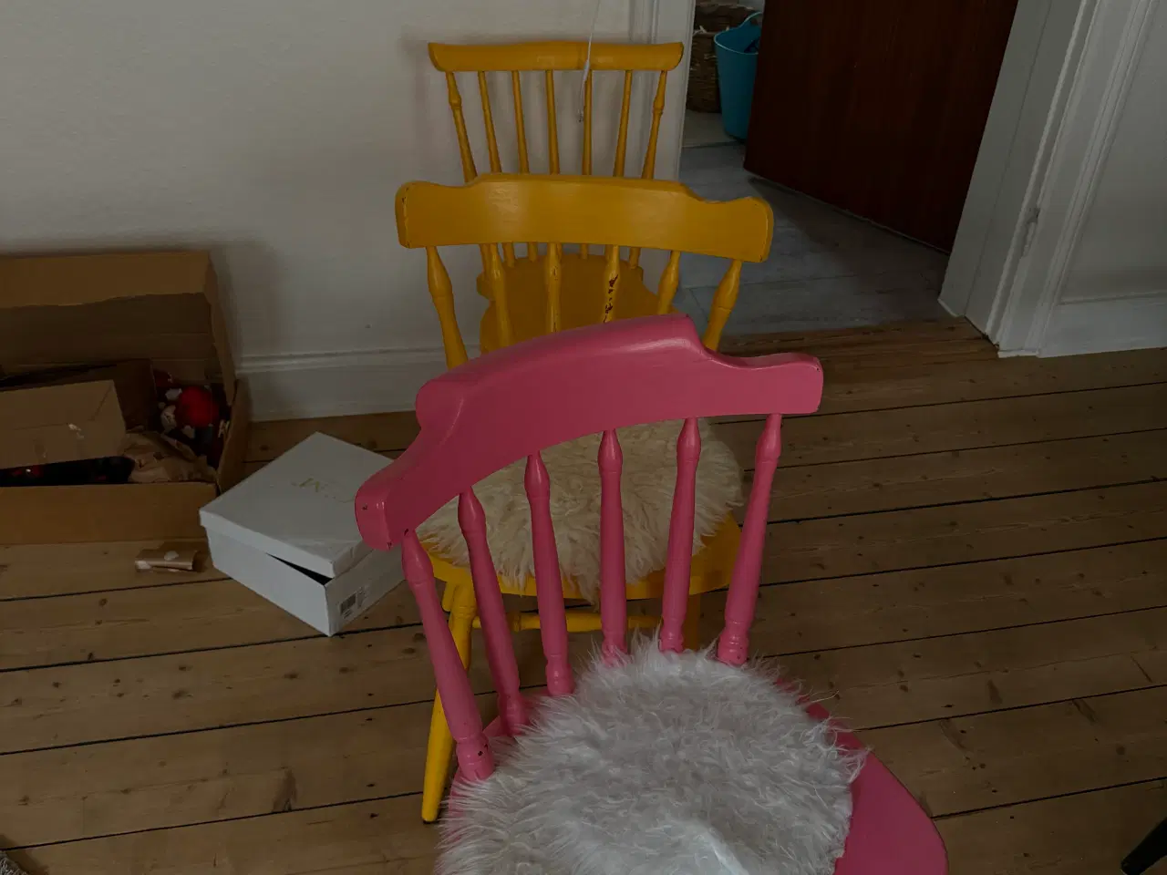 Billede 1 - 7 velholdte farverige træstole 