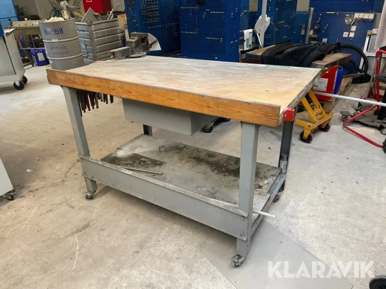 Billede 3 - Arbejdsbord på hjul med skruestik