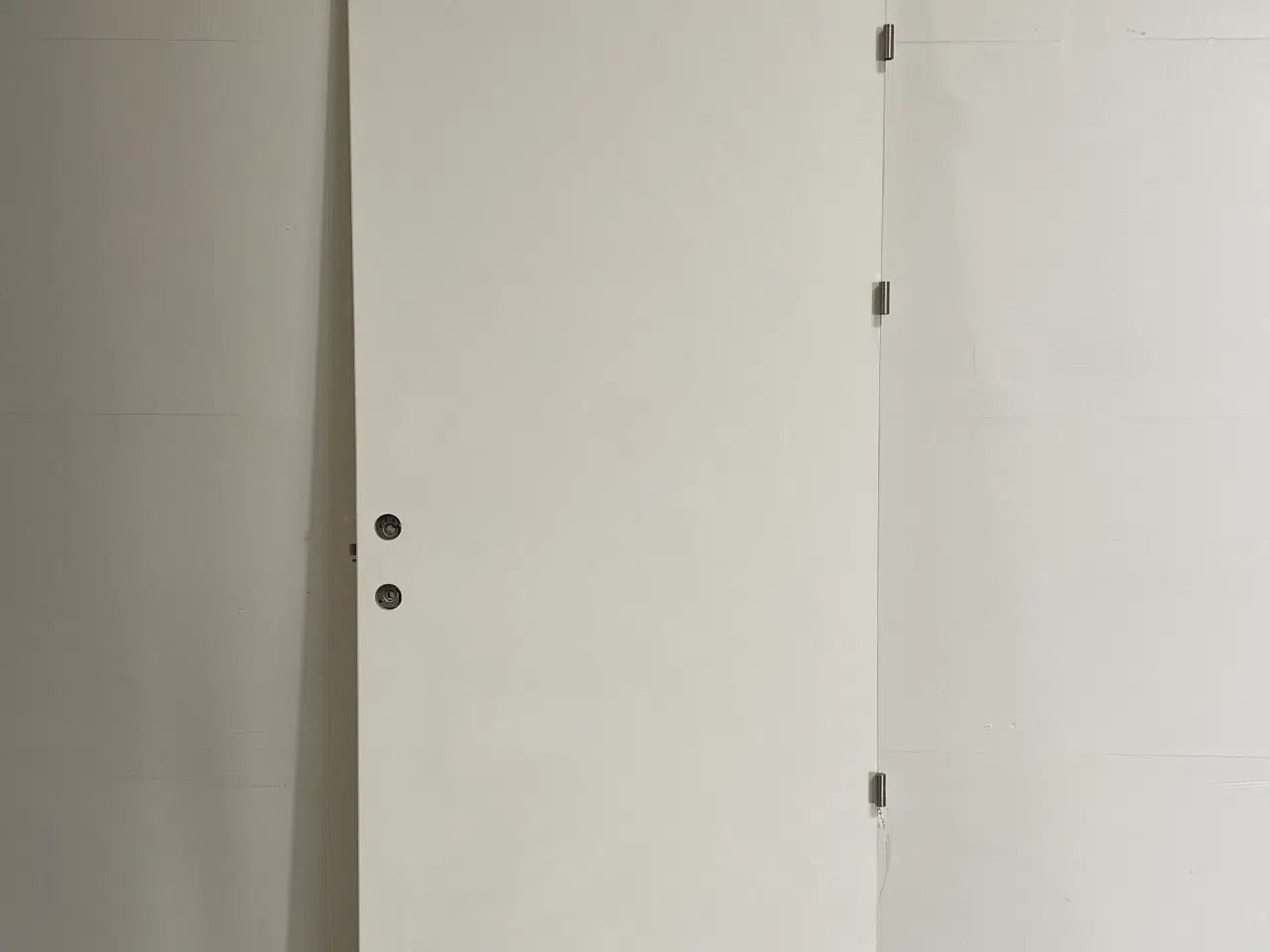 Billede 1 - Nordicdoor kompakt massiv dør, 824x40x2045mm, højrehængt, hvid