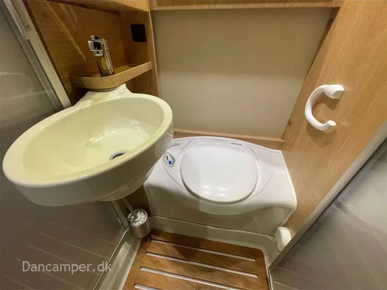 Billede 22 - 2018 - SunLight T 58   MESSEPRIS kr. 579.900,- SPAR kr. 25.000,- Sunlight T58 med solcelle, markise, lithiumbatterier, cykelholder m.m.