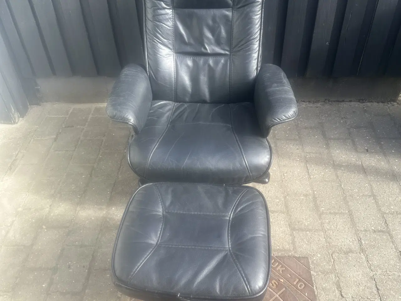 Billede 3 - Lænestol i sort læder med fodskammel 