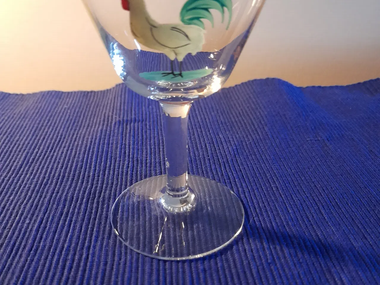 Billede 3 - 1 stk cocktailglas med hane og rød kant.