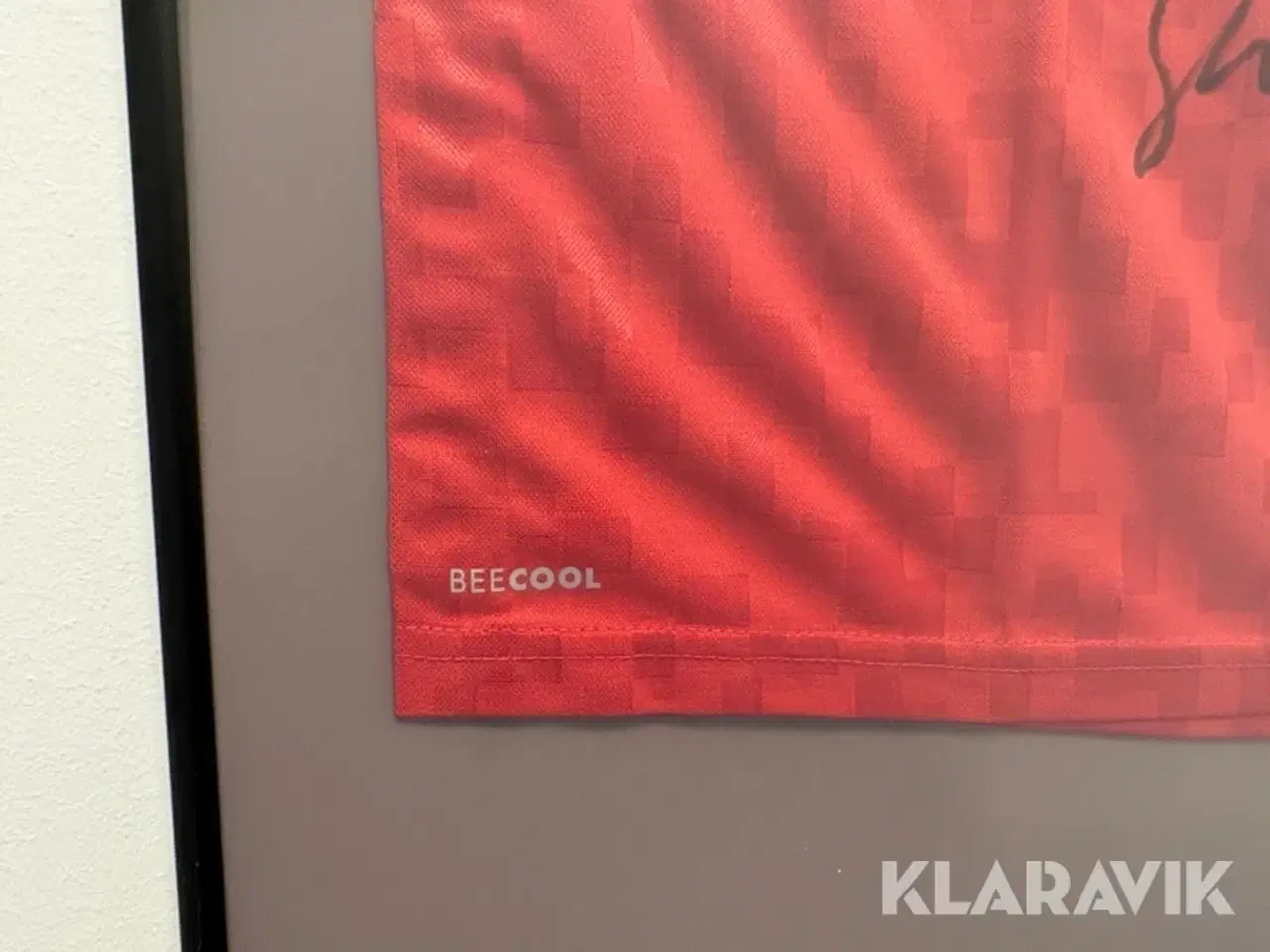 Billede 5 - Cafebord med 2 stole og signeret landsholdstrøje