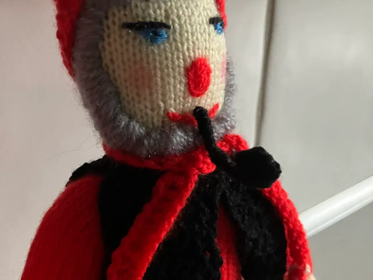 Billede 7 - Nissepar i strik med fine finesser og tilbehør.