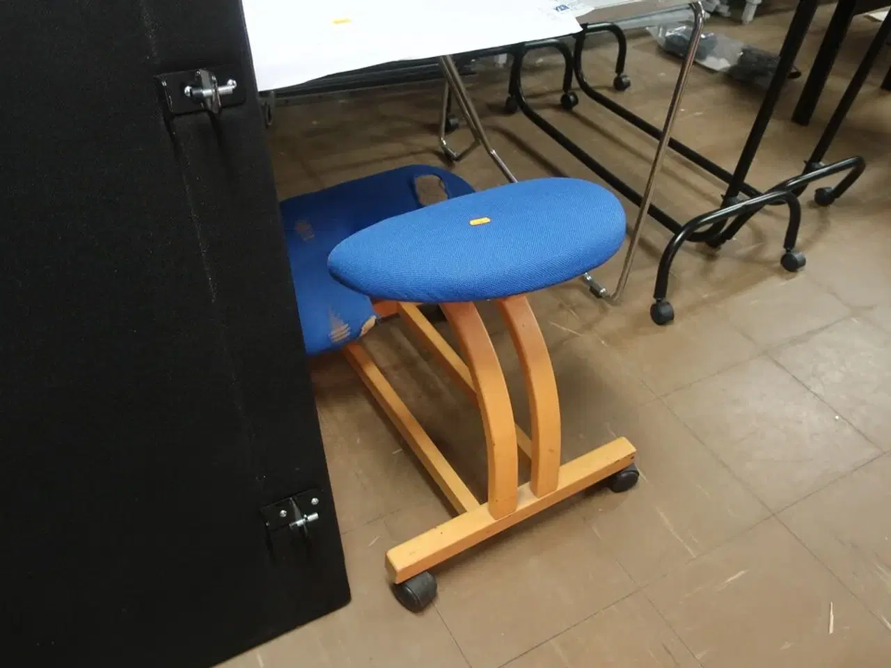 Billede 3 - Bord, stol samt faner
