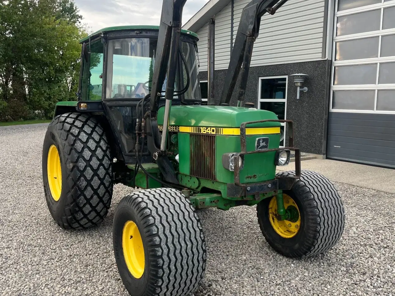 Billede 15 - John Deere 1640 Med græsdæk og frontlæsser