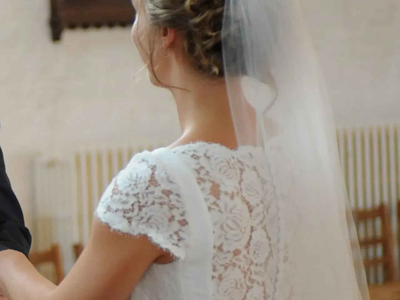 Billede 3 - Smuk og behagelig brudekjole