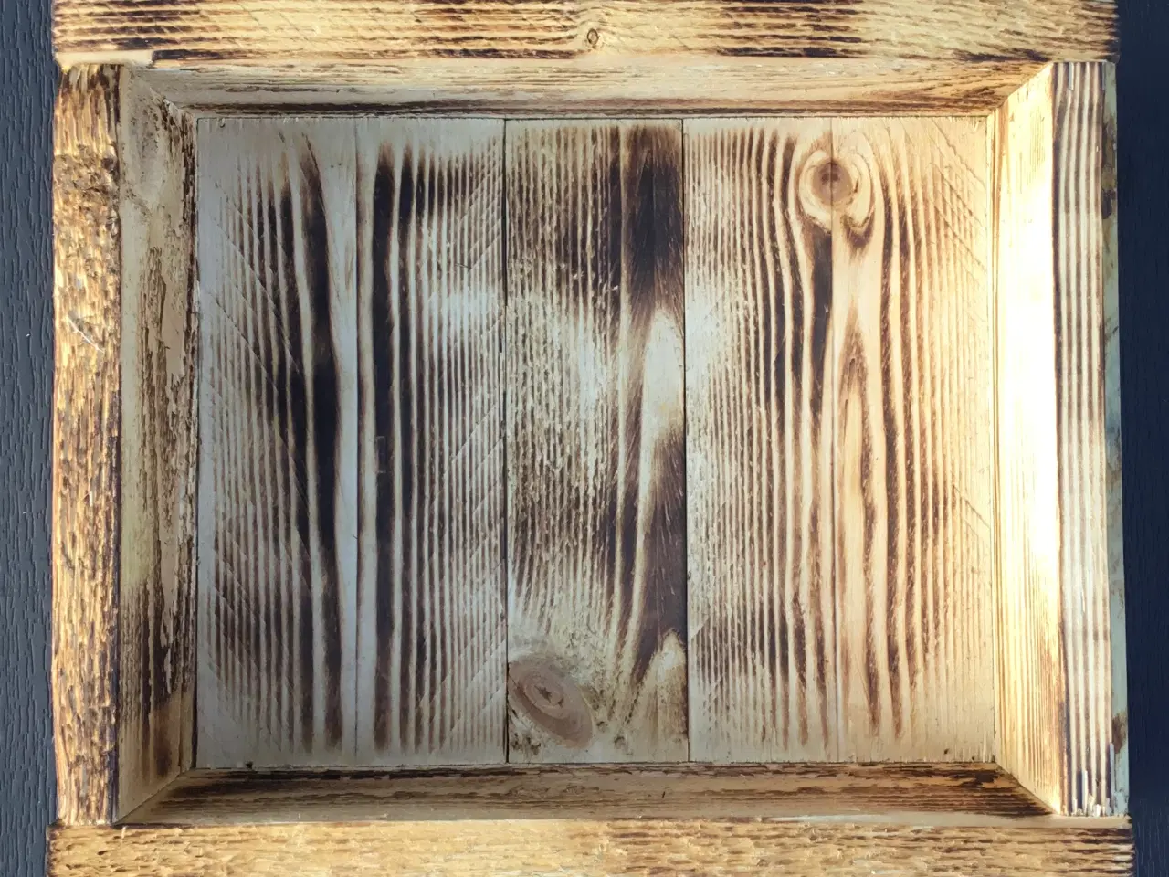 Billede 5 - Overflade brændt bakke i genbrugstræ  25 x 30