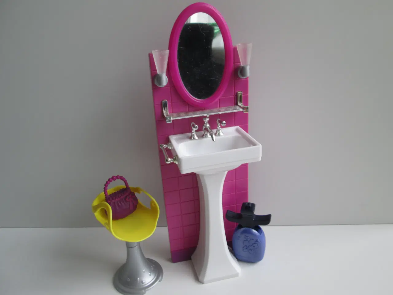 Billede 1 - Barbie Håndvask med Spejl, Lamper og 1 Stol